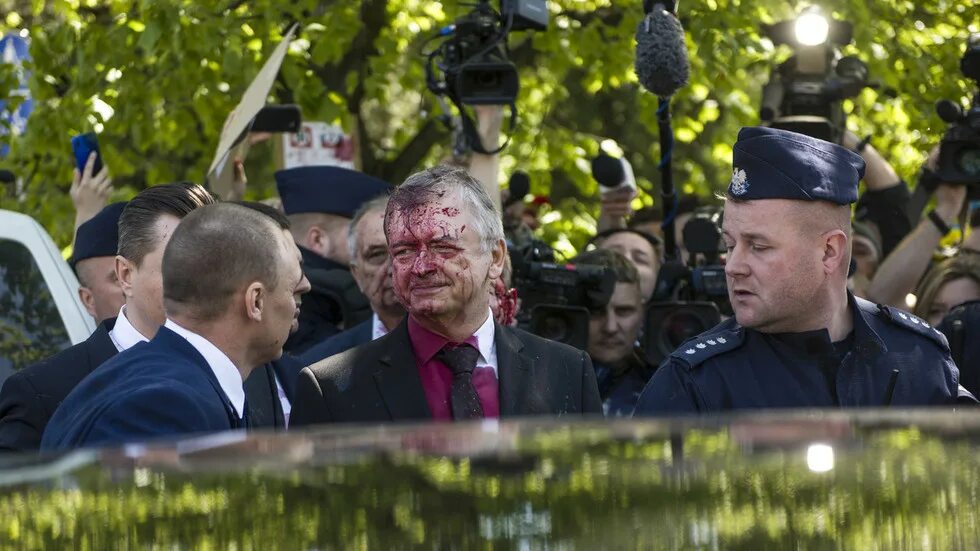 Облили краской посла в польше. 9 мая москва. Посла краской. Посол в польше. Посла краской.