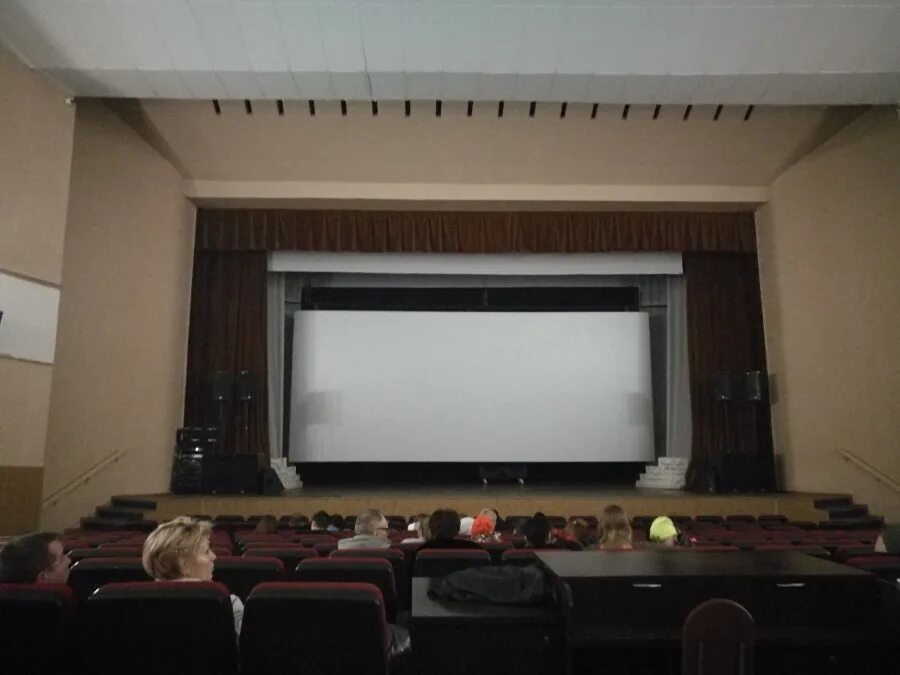 Мероприятия для детей афиша. Кинотеатр рояль дзержинск. Кинозал дкх дзержинск. Кинотеатр дкх. Дворец химиков дзержинск зал.