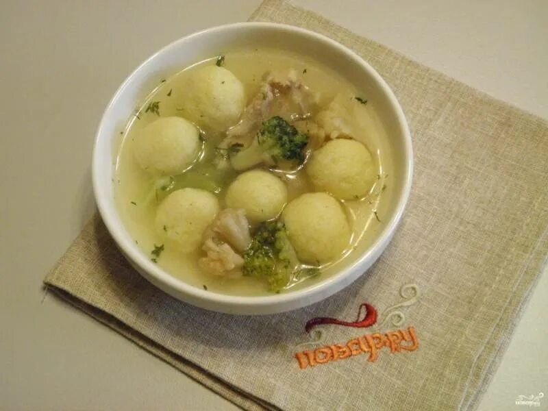 Картофельный бульон рецепт. Бульон из картофеля и кролика. Тушеная картошка с мясом с бульоном. Картофельный суп с мясом. Белые шарики в супе.
