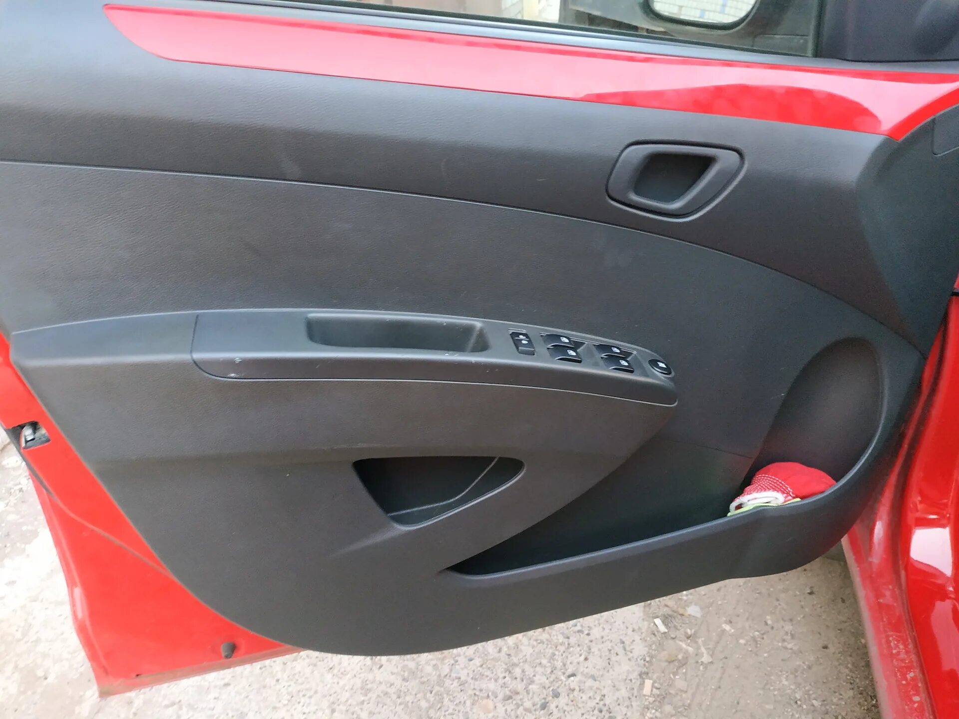 Перетяжка дверных карт в suzuki sx4. Что сделать вместо обшивки 5 двери. Замена дверной панели. Дверная обшивка автомобиля. Перетяжка двери ниссан альмера н15.