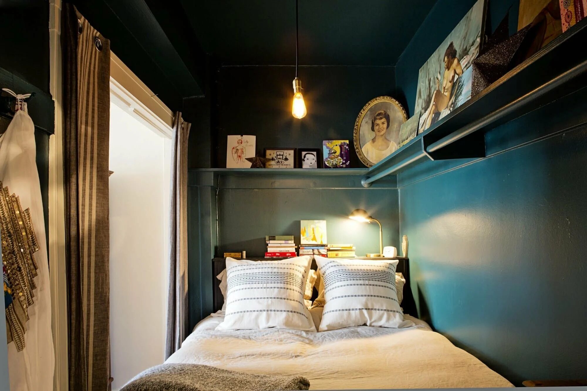 Дизайн комнаты без. Спальня в кладовке. Очень маленькая спальня. Маленькая спальня без окна. Необычная маленькая спальня.