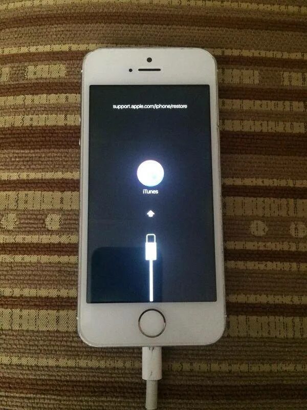 Iphone не включается и не заряжается. Айфон 4s айтюнс. айфон 5s заряжается. зарядка на айфон 5s. айфон 5 s подключить к айтюнсу.