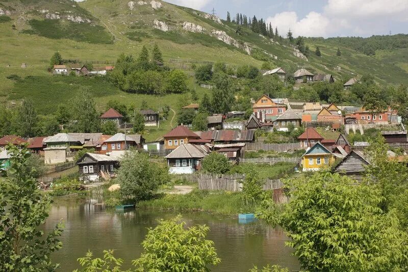 Ис село. Предгорья Урала деревни. Южный Урал деревни. Красивые деревни Урала. Деревушка на Урале.