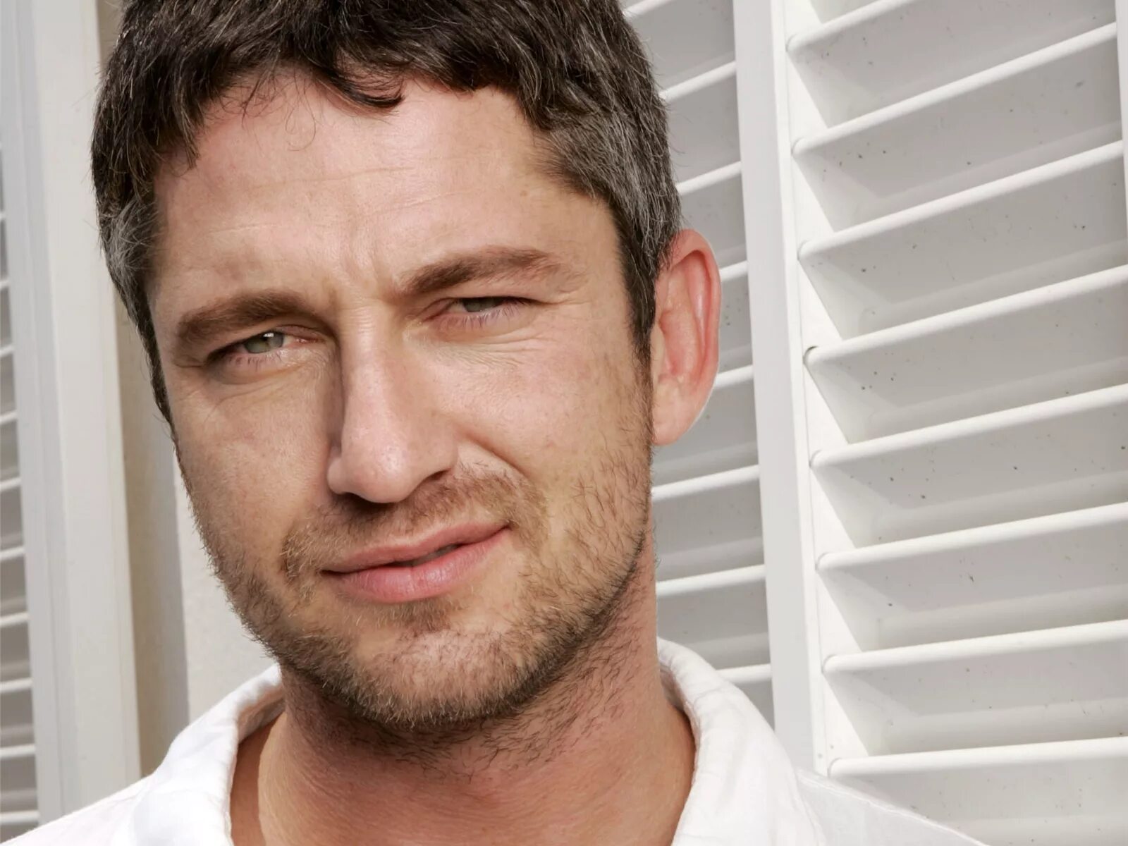 Лицо вызывающее доверие. Джерард батлер небритость. Мимика. Called время. Жена орет.