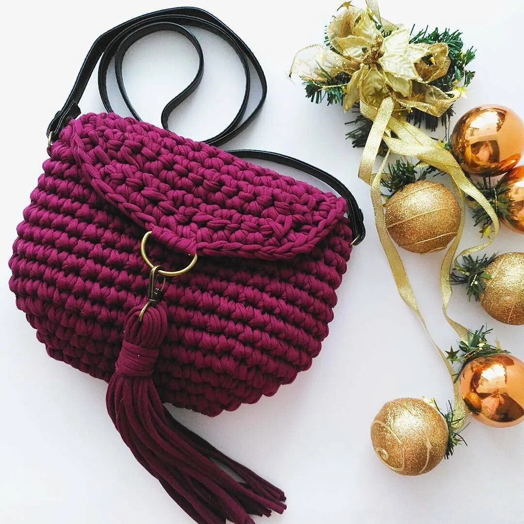 Сумка из каната. Связать сумку фотоаппарат. Сумка торба крючком. Вязаная авоська из трикотажной пряжи. Клубок сумки.