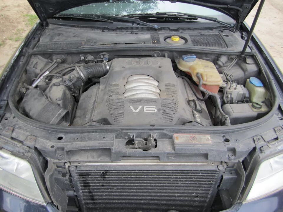 Купить двигатель ауди а6 с5. Audi a6, 1998 2.8 под капотом. Подкапотка Ауди а6 с5 2.8. Ауди а6 с5 моторный отсек. Ауди а6 с5 2.4 под капотом.