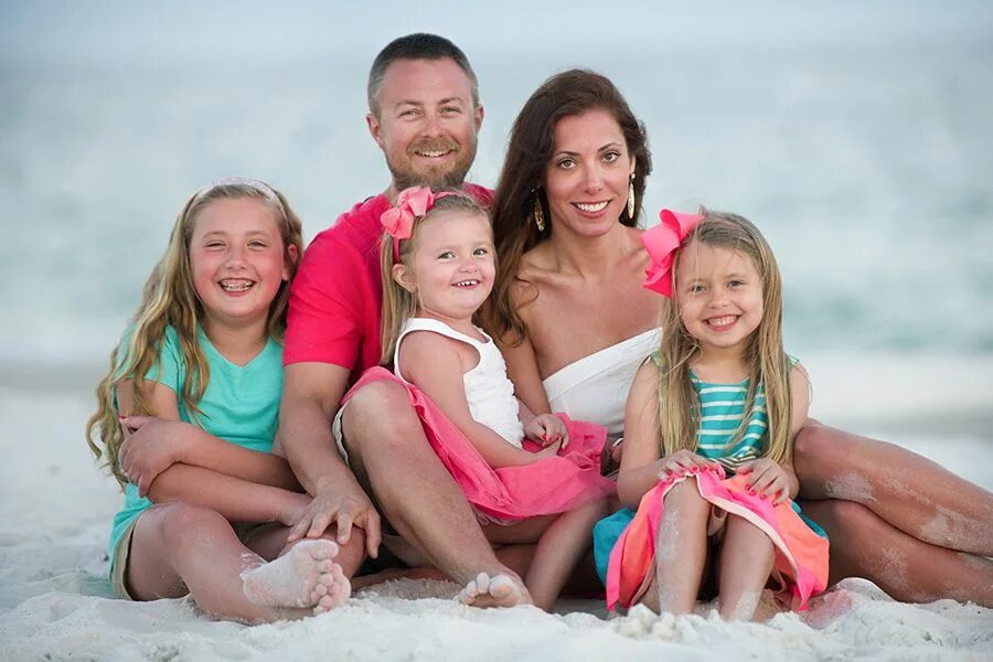 Hairy family. Семья на пляже. Семейная фотосессия на море. Семейная фотосессия на пляже. Море пляж семья.