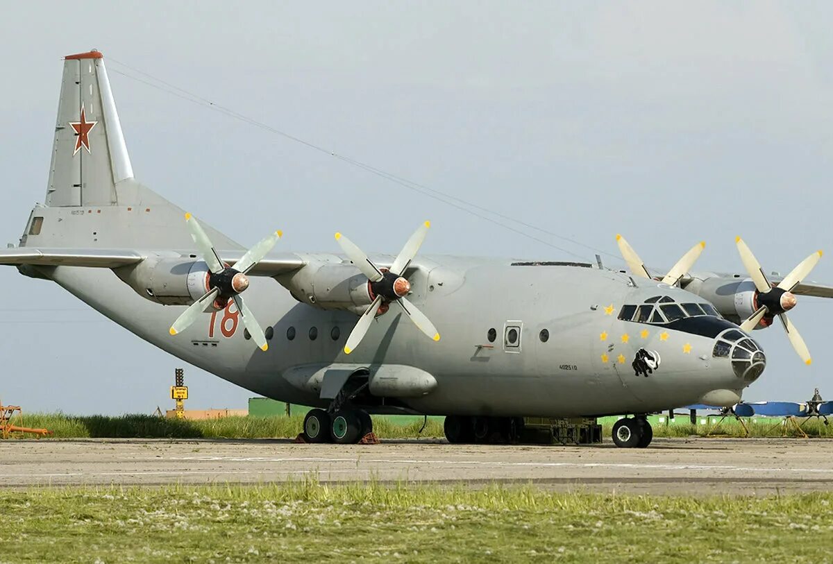 12 самолетов. Самолет АН 12. Военный транспортный самолет АН-12. Грузовой военный самолет АН 12. Транспортный турбовинтовой самолет АН-12.