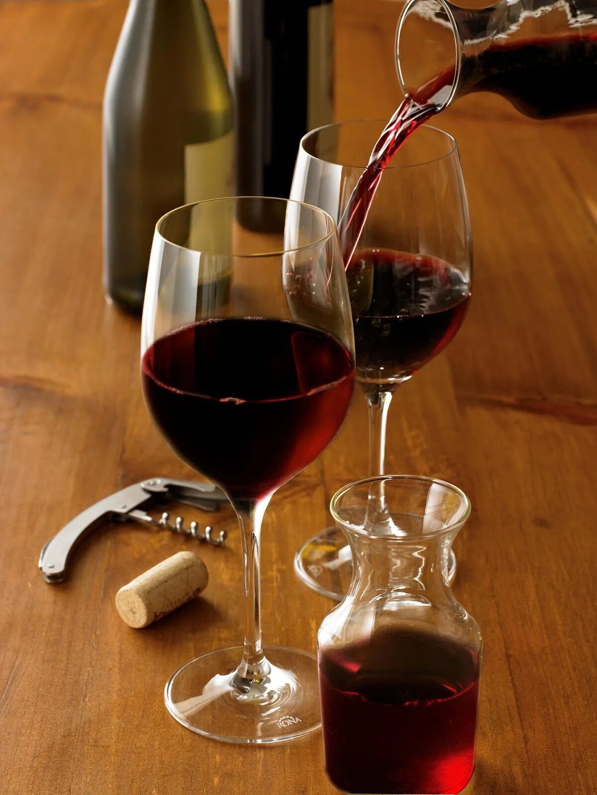 Пить вино дома. Бокал с вином. Два бокала с вином. Бутылка вина. Фужер с вином.