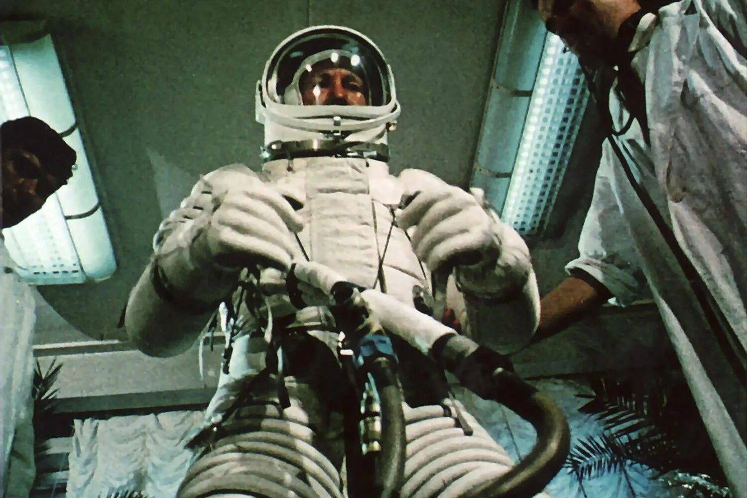 Какой космонавт первый вышел в космос. Леонов в скафандре открытый космос. Выход Леонова в открытый космос. Первый скафандр Леонова.
