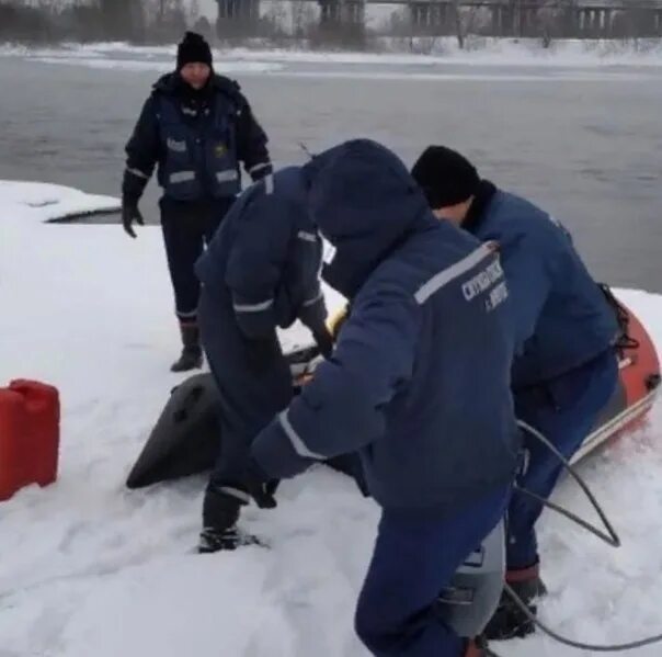 Спасатели КЧС спасли «рыбака». В Городце спасали рыбаков. Владивосток спасение рыбаков. Белоярская АЭС спасение рыбаков.