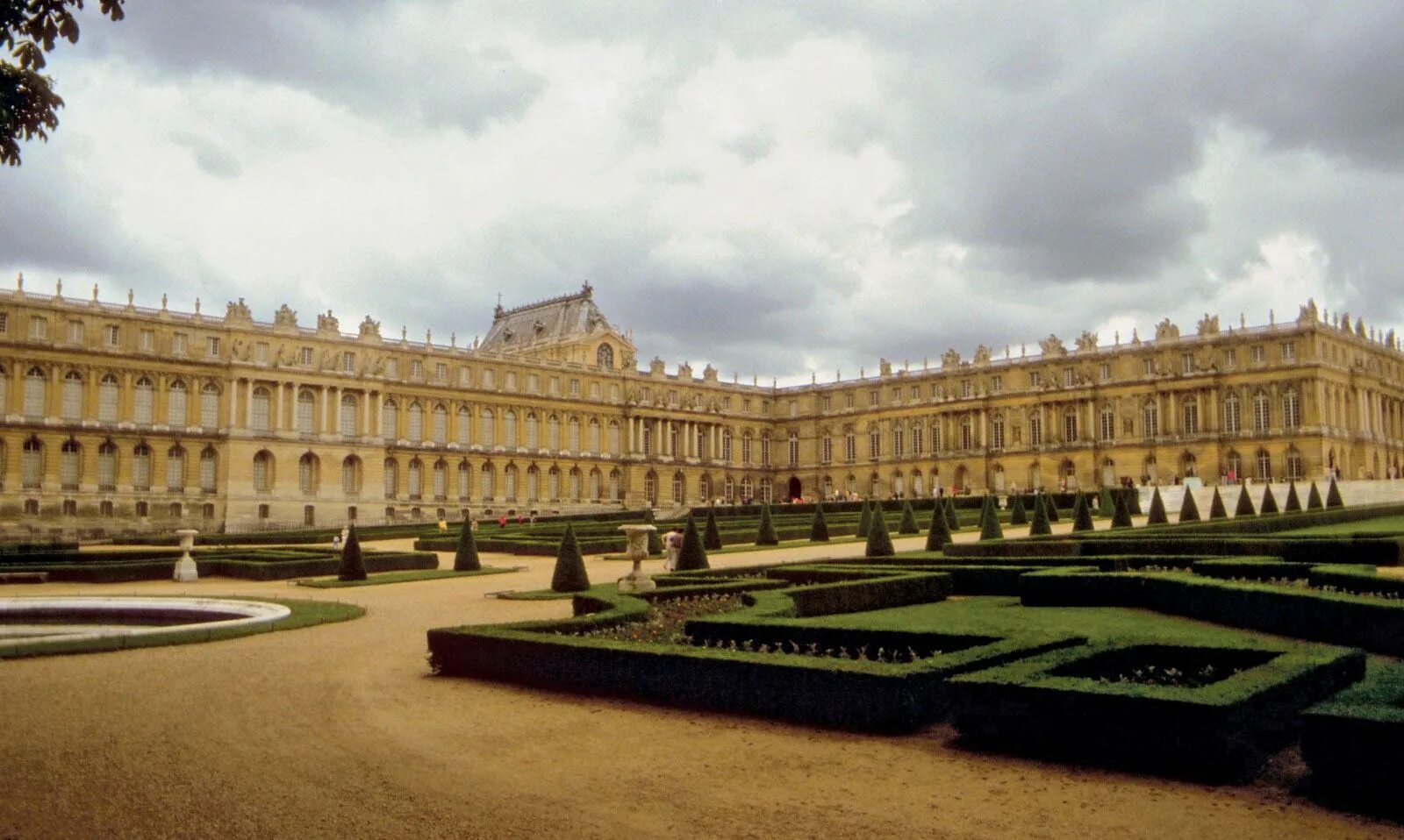 Версаль под. Версальский дворец дворцы Франции. Жюль Ардуэн-мансар Версаль. Дворец Версаль 18 века в Париже. Версаль дворец Франция 18 век.