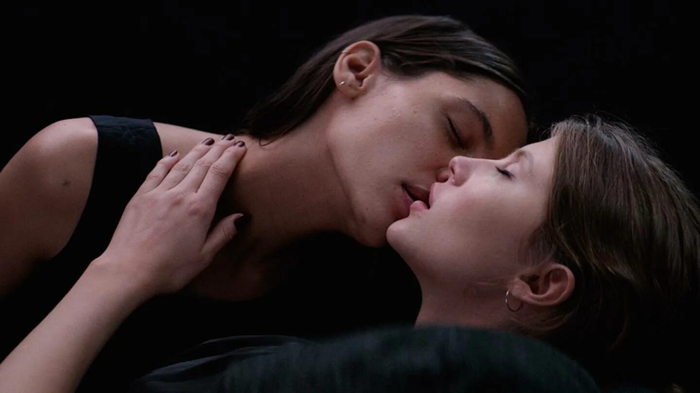 Нетрадиционная женская любовь. Dagger kiss сериал. Фильмы про лесбийскую любовь. Аманда сейфрид хлоя 2009. Ребекка лильеберг фильмы.