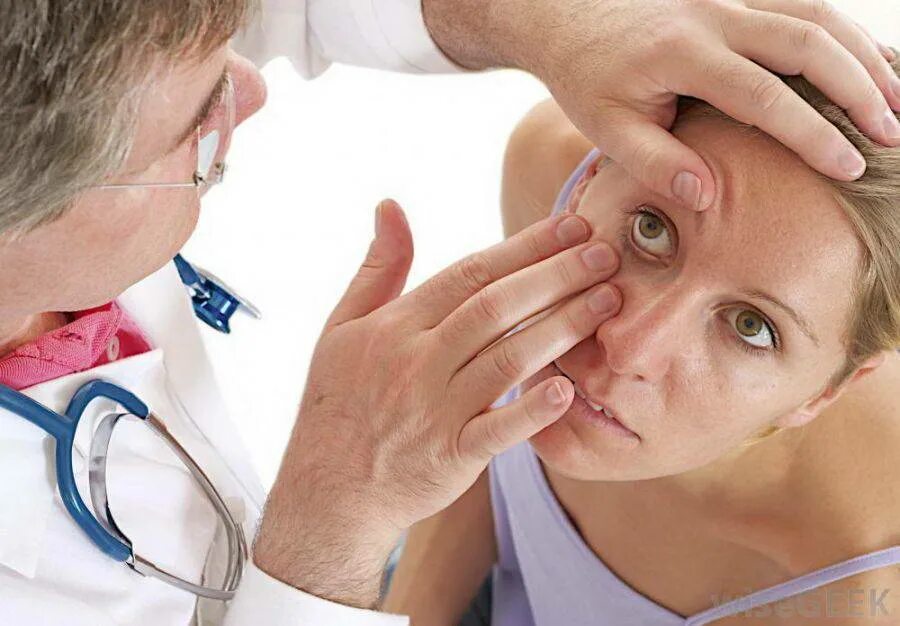 Как вылечить глаукому. Заболевания в офтальмологии. Человек с больными глазами.
