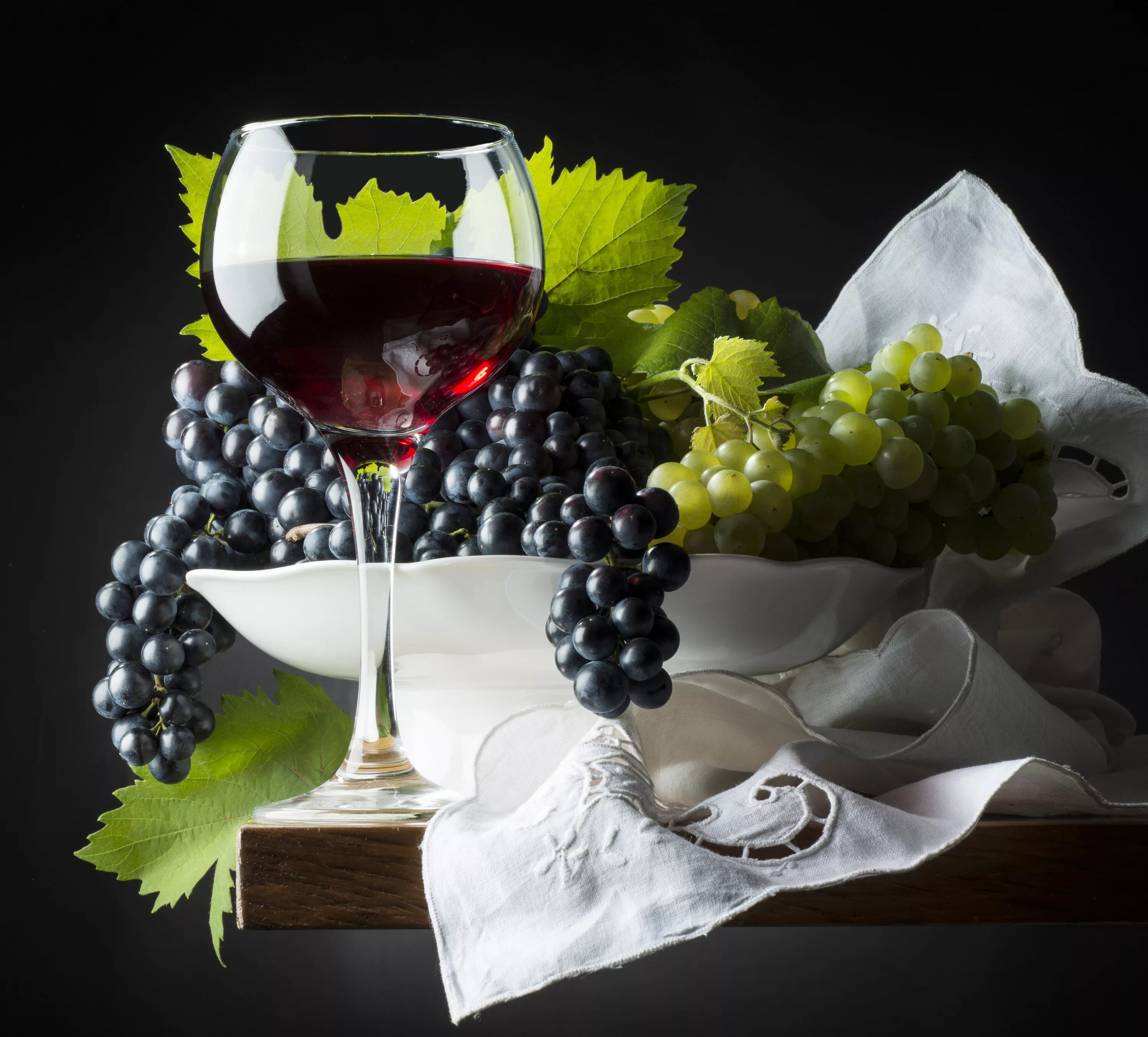 Вино красивые фото. Вино Виноградная гроздь. Вино бокал виноград. Гроздь винограда на столе. Виноград в бокале.