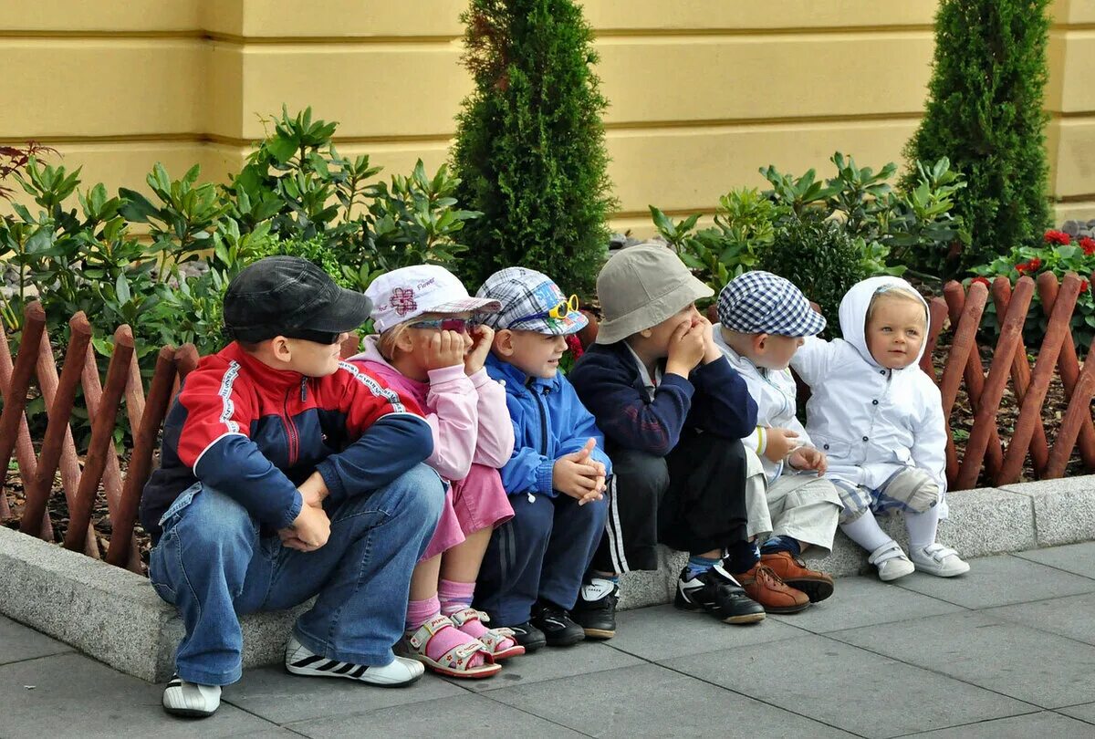 Как 20 ребенка на улицу. Дети зовут на улицу. День защиты детей Украина. Ребенок выделяется среди других. Картинка уличные компании детей.