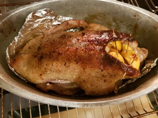 утка в духовке целиком в утятнице рецепт. утка в утятнице. утку в утятнице в духовке. утку в утятнице в духовке. Le creuset кастрюля чугунная.