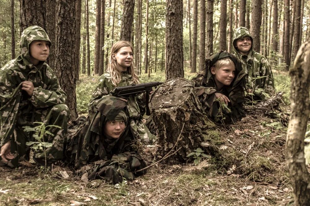 Ребенок со смартфоном. Радостные дети. Современная молодежь. Подросток сидит в телефоне. Современная молодежь.