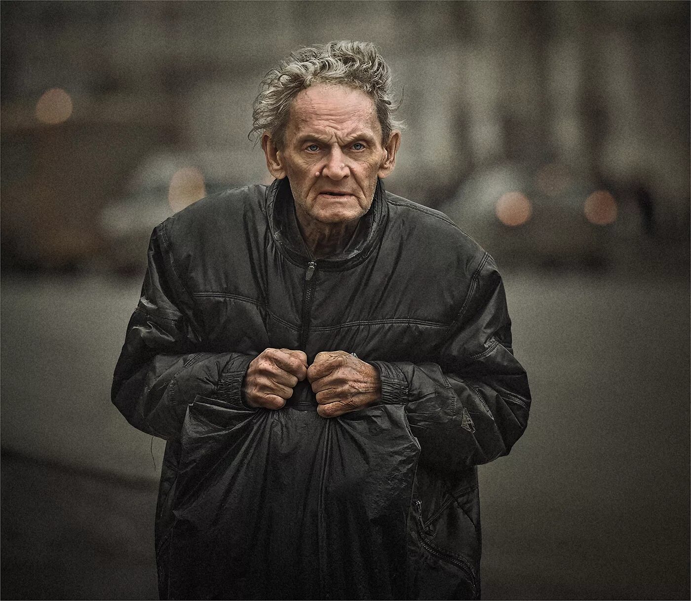 Грустный пенсионер. Грустный старик. Старик у окна. Одинокий дедушка. Одинокий пожилой человек.