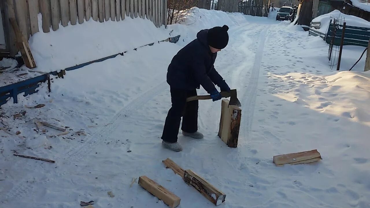 Дрова зимой. Колем дрова зимой. Рубить дрова. Мальчик рубит дрова. Мальчика рубят