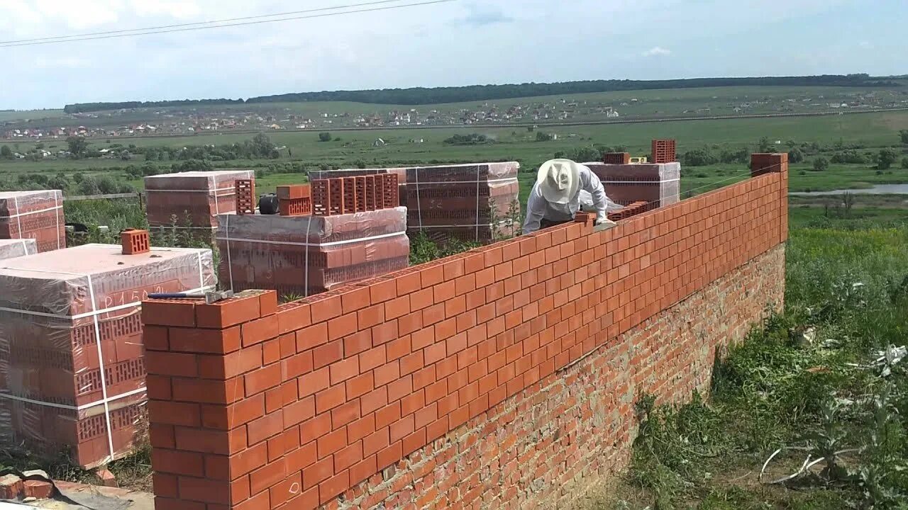 Дома из полнотелого кирпича. Дом в один кирпич. недостроенная стена из кирпича. стена в два кирпича стройка. стена из двух кирпичей.