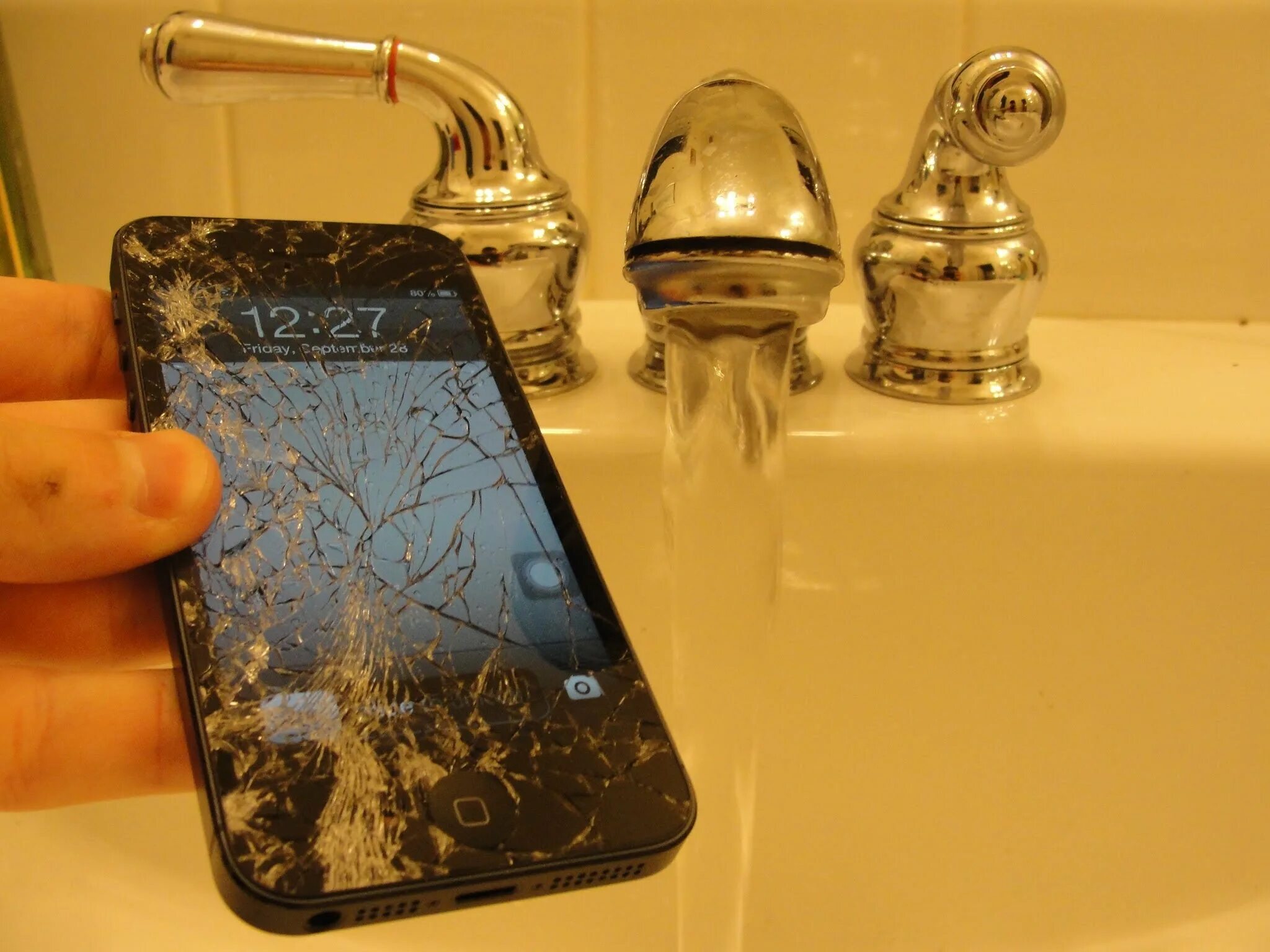 Удаление воды айфон. Айфон в воде. Repair a Water iphone. 5 Айфон и вода. Iphone in Water.