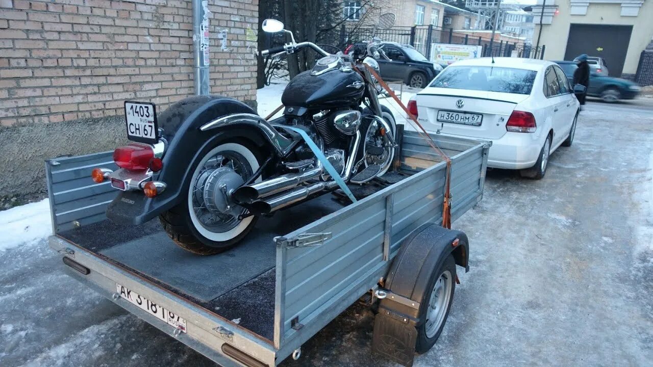 Как перевезти мотоцикл в легковом прицепе. Прицеп для мотоцикла. прицеп для перевозки мототехники. крепление мотоцикла в прицепе. погрузка мотоцикла на прицеп.