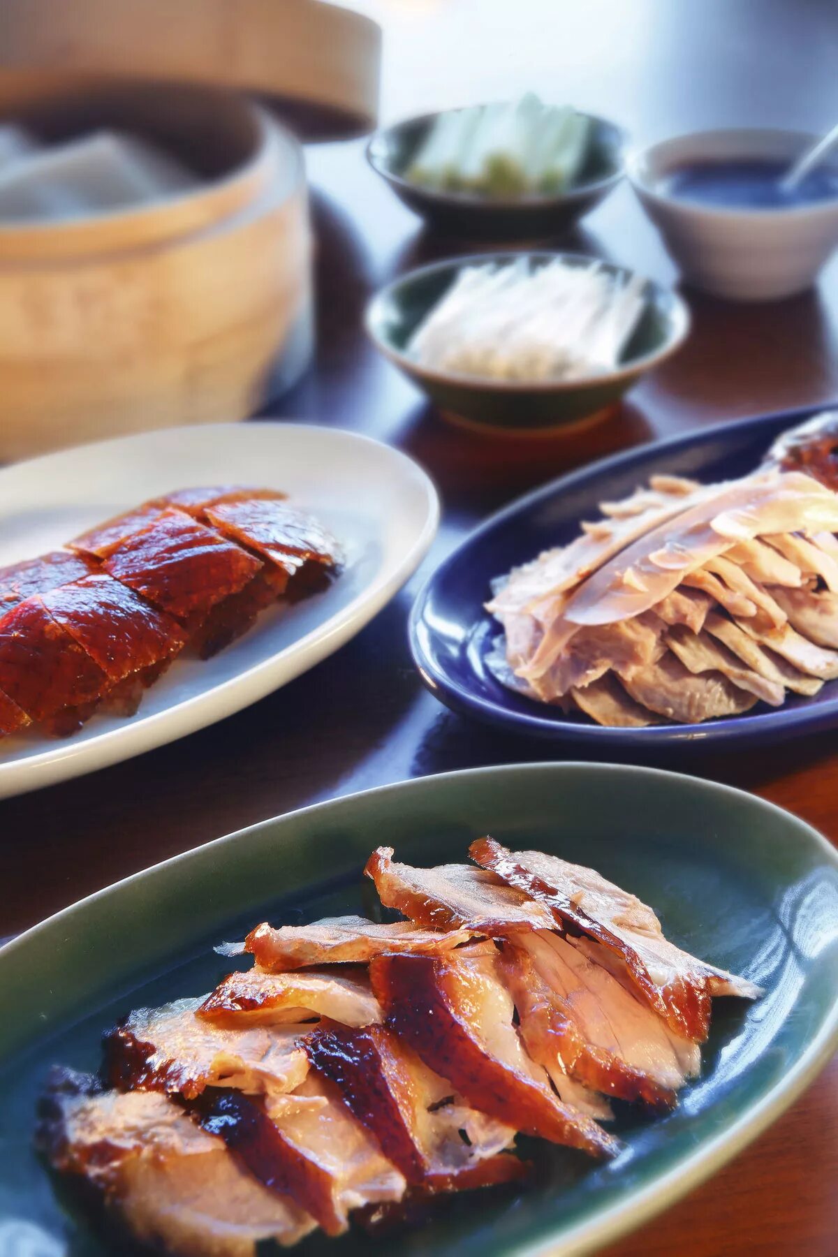 J peking duck. Утка по пекински в Китае. Китайская кухня утка по пекински. Пекинская утка Тайланд. Пекинская утка блюдо.