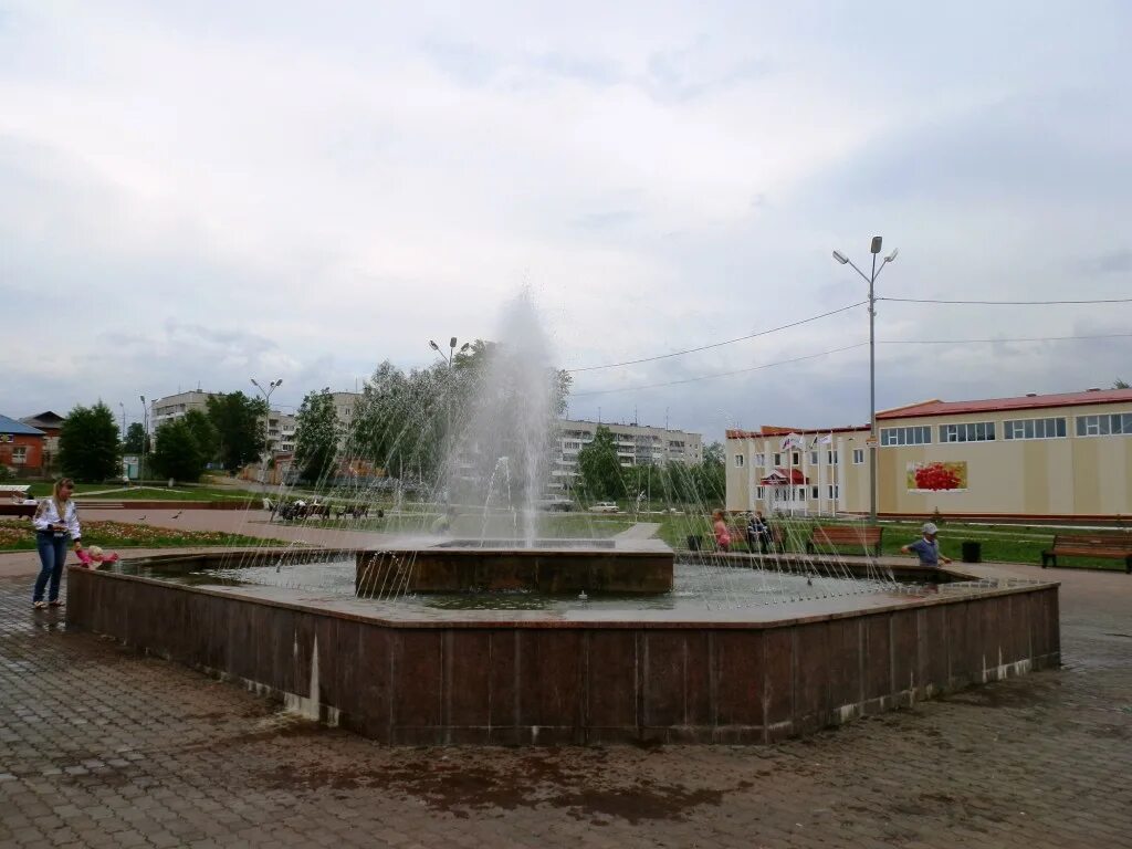 Площадь карпинска. Карпинск памятник славы. Город карпинск площадь. Город карпинск площадь. Мемориал славы карпинск.