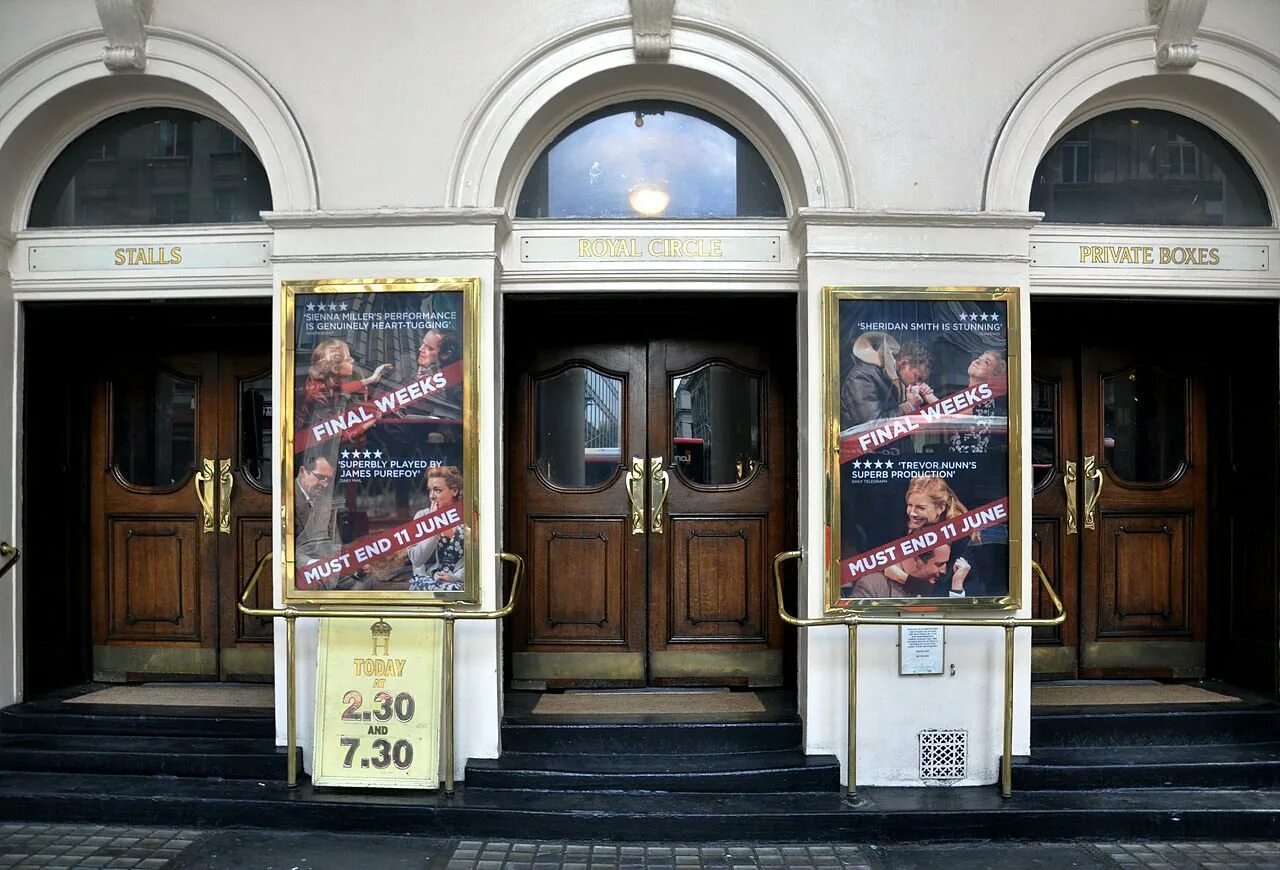 Королевский театр Хеймаркет. Дверь в театр. Royal Deluxe театр. Кукольный театр Royal Theatre Toone в Брюсселе. Theatre royal haymarket