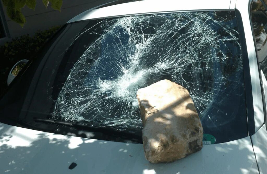 Лобое. Разбитое стекло автомобиля. Разбитые стекла в автомобиле. Стекло разбитой машины. Разбитой стлеко машины.