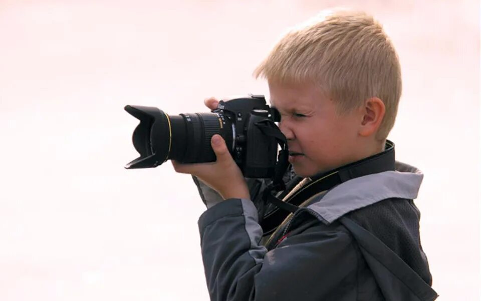 Фотоаппарат школьник. Мальчик с фотоаппаратом. Фотоконкурс для детей. Школьник фотограф.