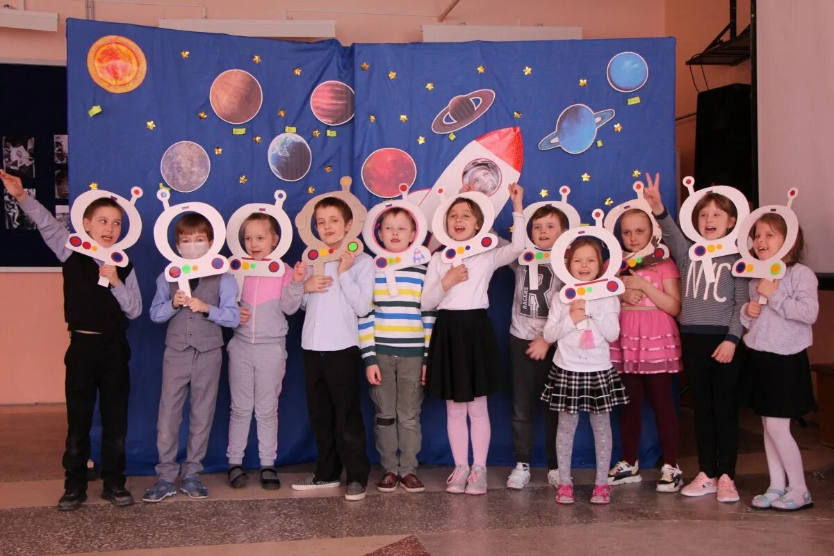 Празднование дня космонавтики. День космоса. Космический праздник. День космонавтики 2022. День космонавтики праздник для детей