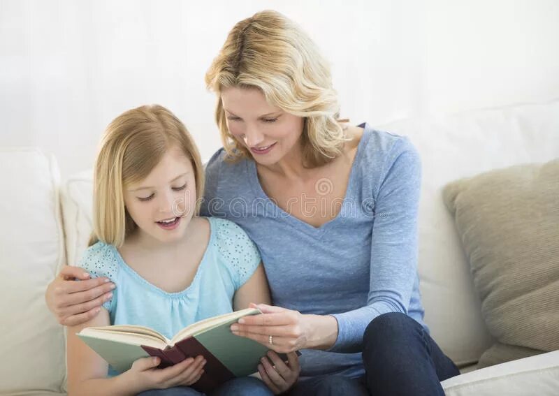 Mother and daughter читать. Чтение книг картинки для детей с мамой. Мама с дочкой читают книгу. Мама и дочь совместные кадры с книгой. Мама наблюдает как дочь