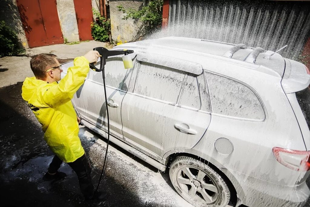 Можно мыть машину на даче своем участке. Правильная мойка автомобиля. Мини мойка автомобиля. Моет машину. Мойка автомобиля зимой.