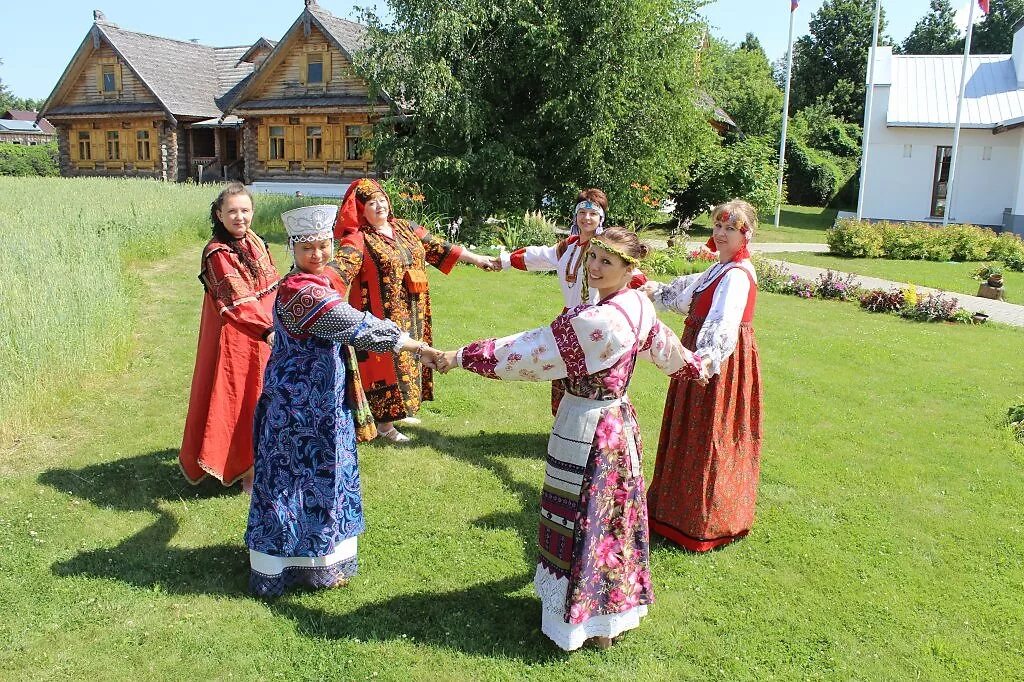 Водят хоровод. Хороводо воды. Девушки водят хоровод.