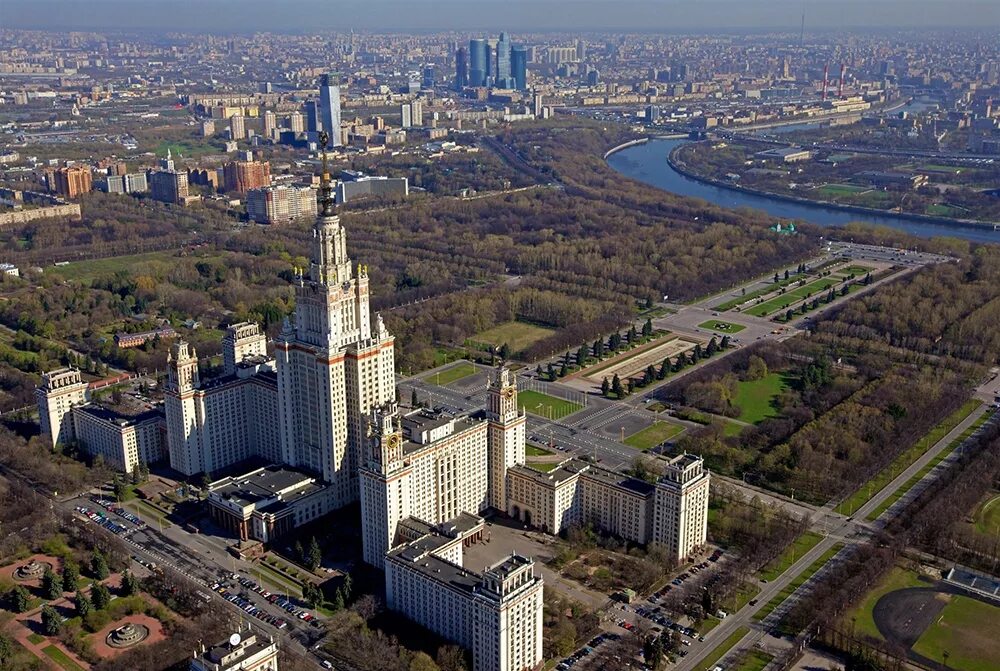 Мгу как доехать. Москва территория МГУ. Сталинские высотки МГУ. Территория МГУ на Воробьевых горах. Главное здание МГУ на Воробьевых горах.