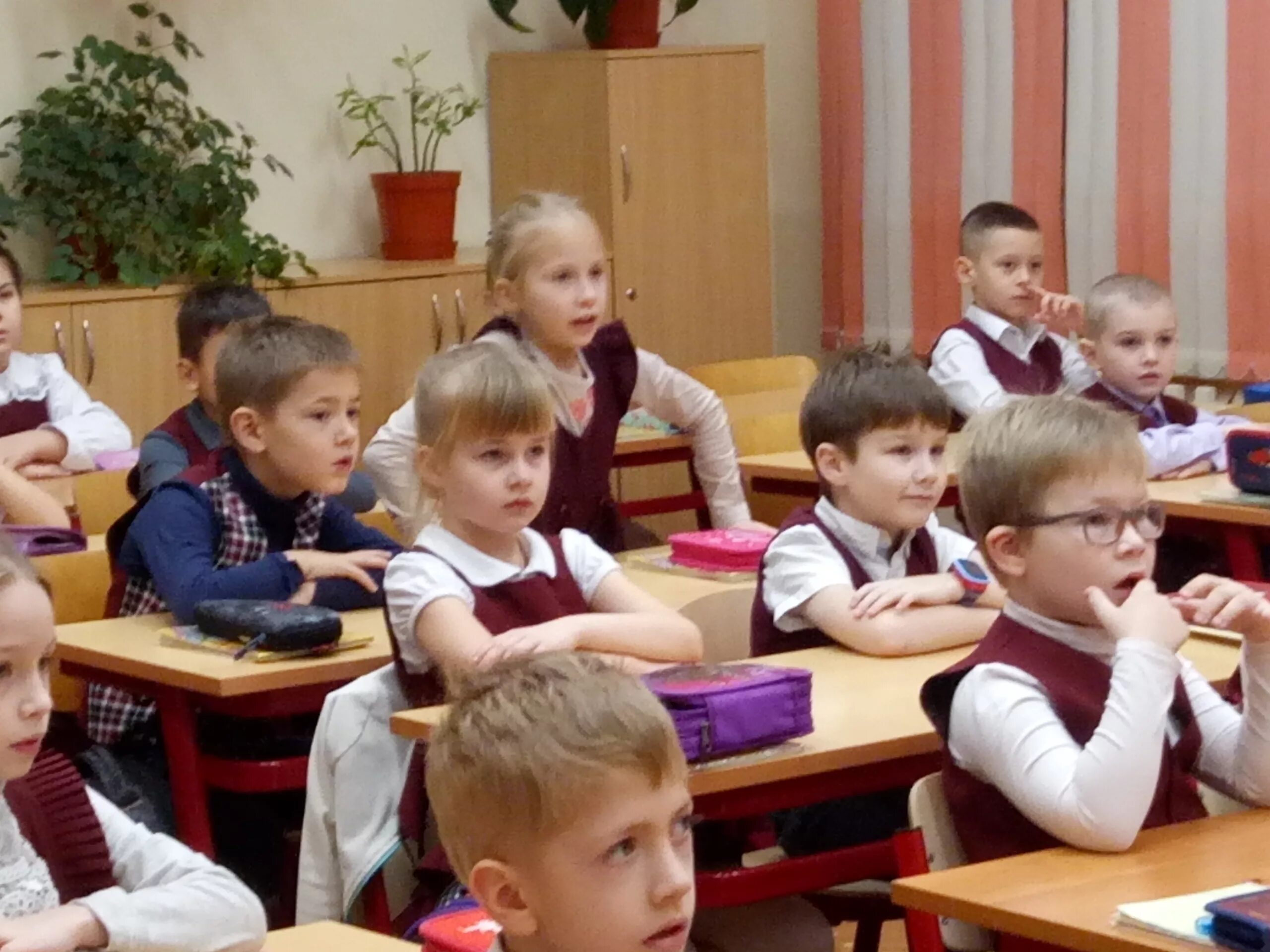 восьмой класс в школе. учащиеся 8 класса. школа 8 класс. 8 класс ученики. школьники 8 класс.