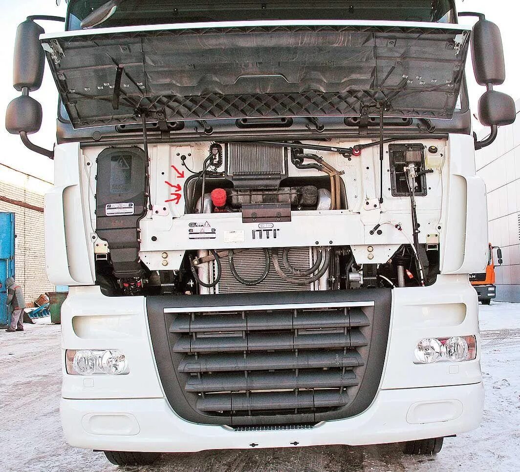 Даф 105 под капотом. Капот DAF xf105. DAF XF 105 открытый капот. Подкапотное пространства на Даф 105. Daf 105 масло