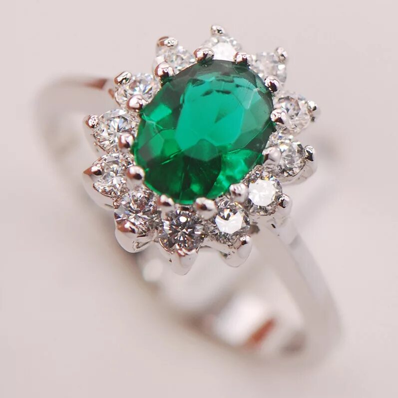 Изумруд f. Изумруд камень колумбия. Изумруды колумбии. Галактика в форме изумруда. Изумруд 20 карат.