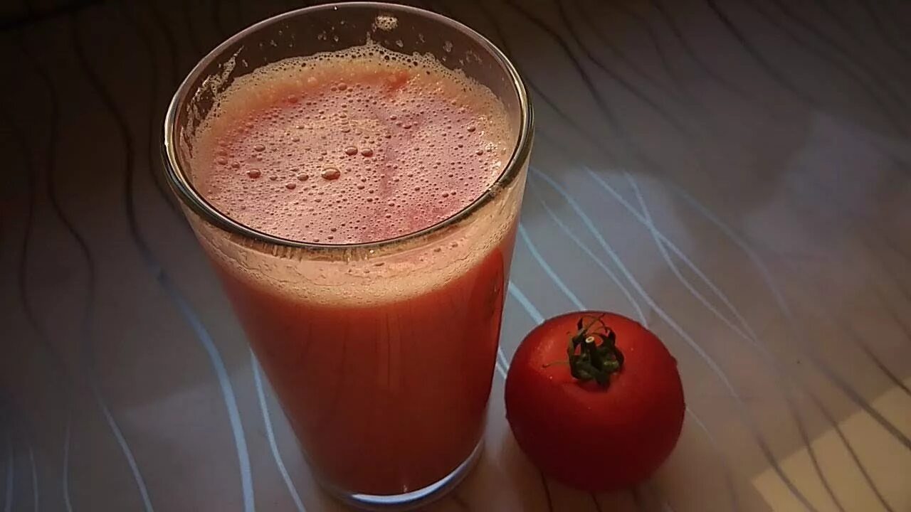Сколько пить томатного сока. Томатный сок. Свежевыжатый томатный сок. Стакан томатного сока. Томатный сок домашний.