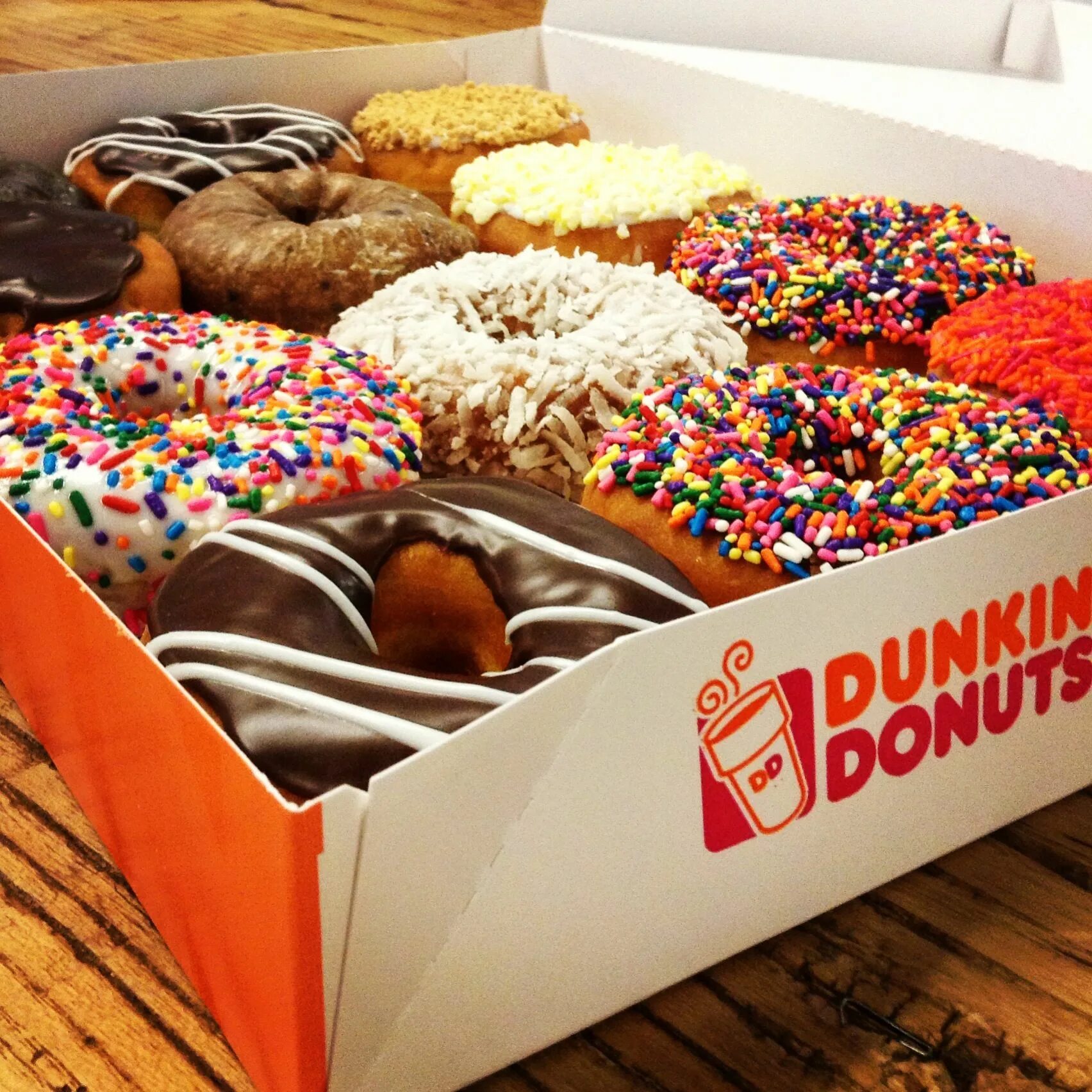 Данкин донатс. Пончики данкин донатс. Кофе и пончик. Коробка пончиков dunkin donuts. Донатсы адреса.