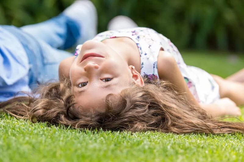 Взрослая девочка лежит. Девушка лежит на траве. Взрослая девочка лежит. Взрослая девочка лежит. Девушка лежит.