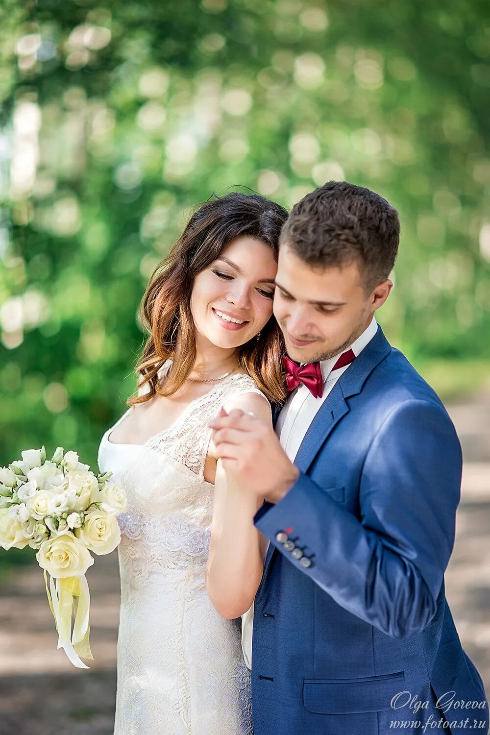 свадебные фотосессии летом в парке. позы для свадебной фотосессии. свадебная фотосессия. жених и невеста фотосессия. свадьба фотосессия.