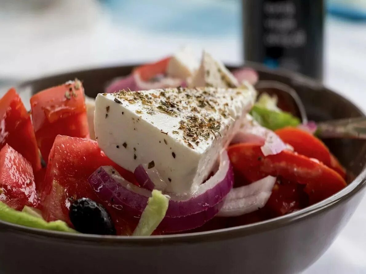 Греческий вкус. Греческий сыр Фета. Сыр Фета для греческого салата. Греческая кухня греческий салат. Греческий салат в Греции.