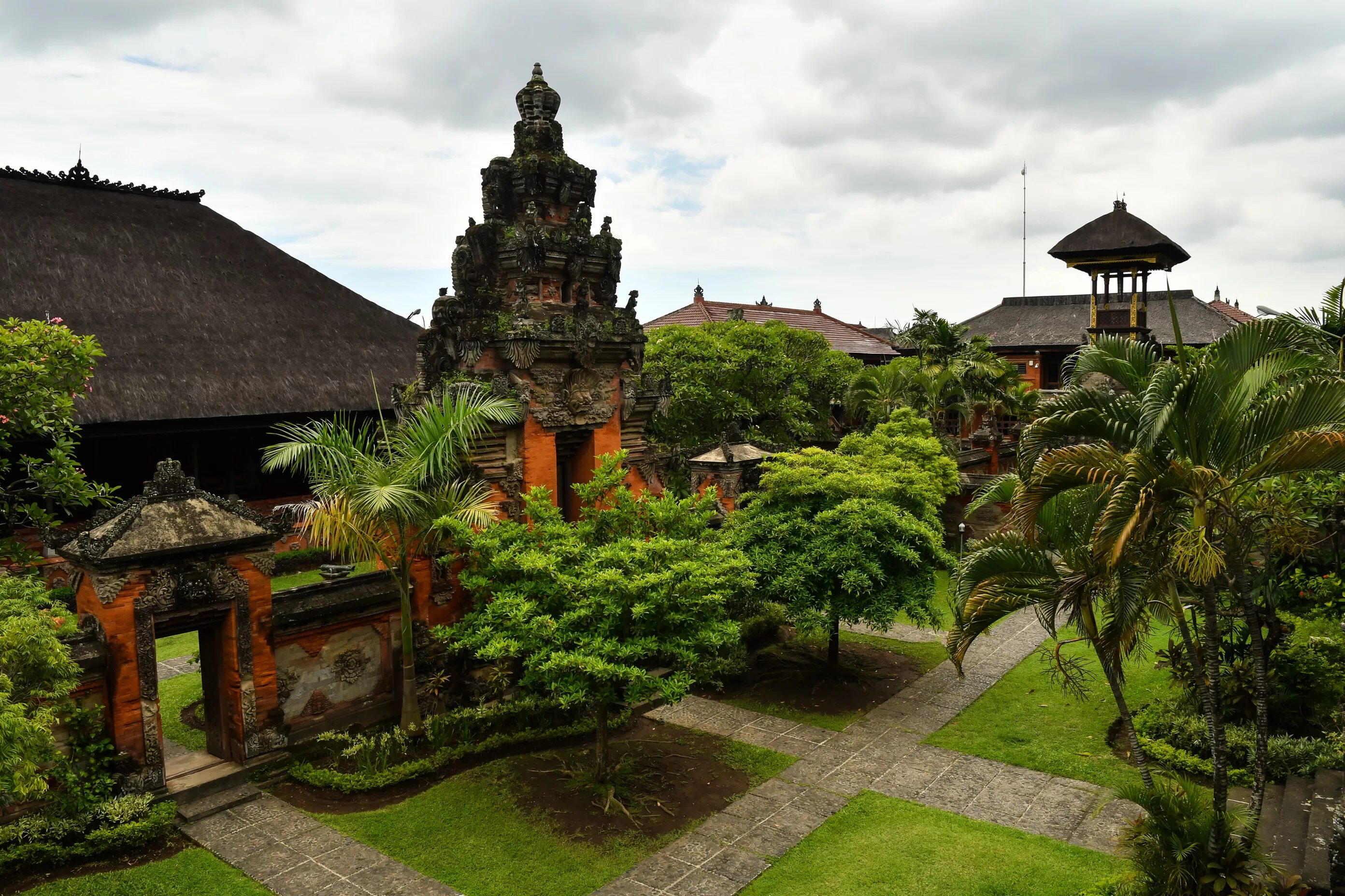 Что такое индонезия. Убуд Бали Индонезия. Индонезия храм Джакарта. Храм Улувату Бали Индонезия. Бали (остров в малайском архипелаге) острова Индонезии.