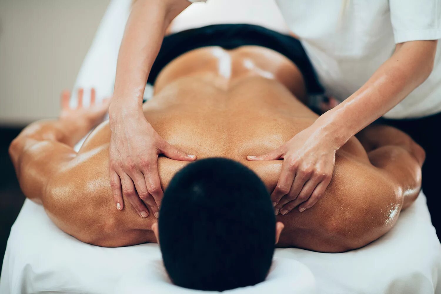 Massage meaning. Спортивный массаж. Спортивный массаж тела. Мужской спортивный массаж. Спортивный массаж спины.