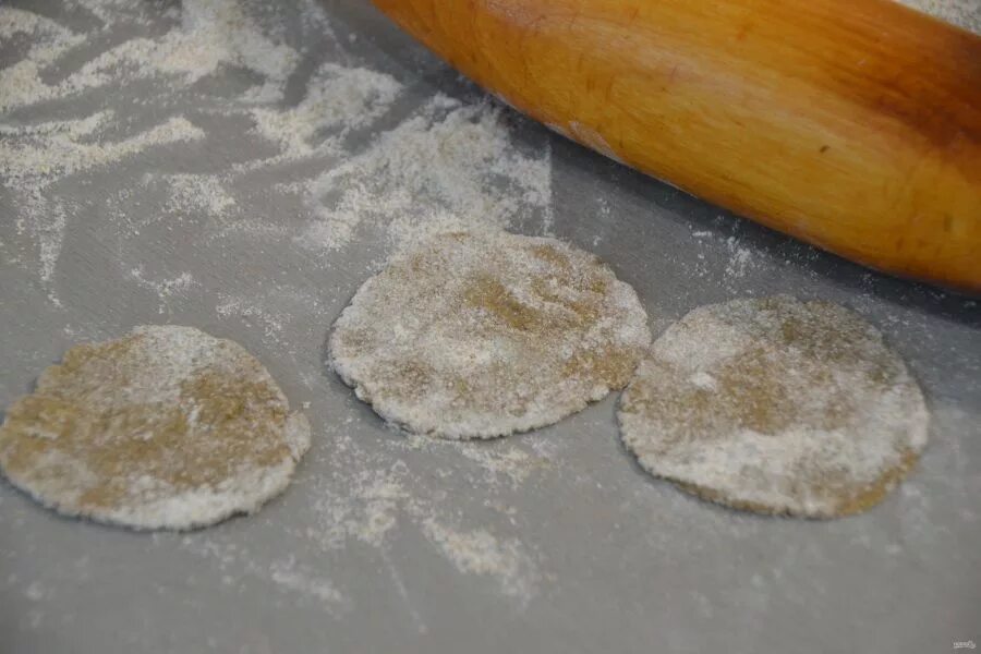 Пельмени из ржаной муки рецепт. Пельмени из ржаной муки. тесто для пельменей из ржаной муки. пельмени из ржаного теста. пельмени с ржаной мукой.