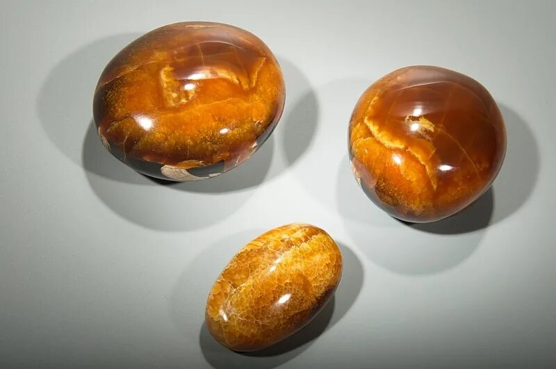 Радиоактивные горные породы. Окатыш симбирцита. Основные породообразующие минералы таблица. Кристаллы фото. Определение возраста земли.