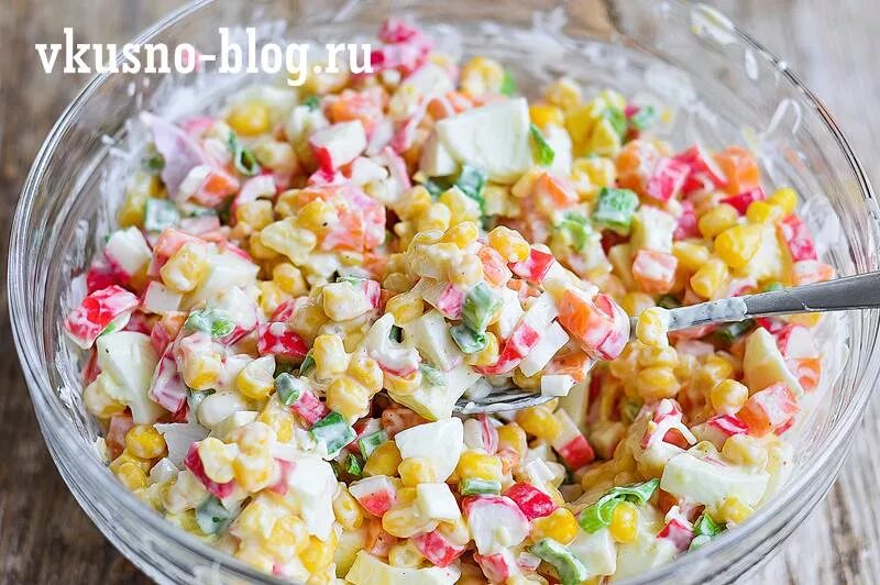 Саат. Салат с крабовыми палочками и кукурузой и яйцом и сыром. Крабовые палочки "крабовый дюшес". Салат с крабовыми палочками и кукурузой и яйцом и рисом. Салат мимоза с крабовыми палочками и кукурузой классический рецепт.